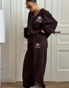 Détails de l'ensemble sweat à capuche marron chocolat et pantalon avec broderie blanche