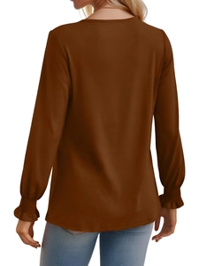 Rückansicht eines braunen Langarmshirts mit Puffärmeln und elastischen Rüschenbündchen