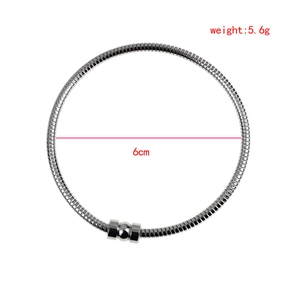 Detail of 304 stainless steel snake chain bracelet with magnetic closure and 6cm diameter
