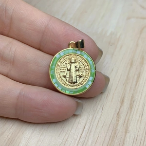 Vergoldeter runder Anhänger Halskette mit grüner Muschel Mosaik und religiösem Porträt Relief.
