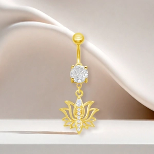 Détail macro du piercing nombril lotus doré avec cristaux pavés et zircon scintillant
