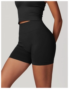 Détail du short de yoga noir sans couture à taille haute avec tissu texturé élastique