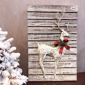 Decorazione murale natalizia con renna su tavola di legno rustica e fiocco a scacchi
