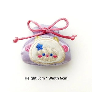 Vue détaillée d'une mini pochette violette brodée avec motif nuage de 5 cm H x 6 cm L