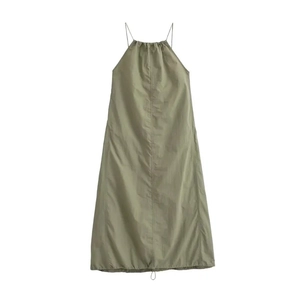 Détail de la robe licou vert sauge en tissu léger texturé avec une coupe décontractée