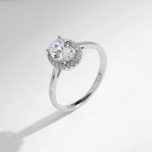 Luxuriöser S925 Silber Verlobungsring mit ovalem Zirkonia und funkelnden Steinen