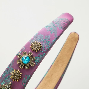 Cerchietto barocco viola in spugna con strass blu e motivi in pizzo vintage