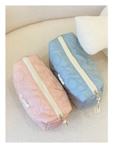 Trousses de maquillage matelassées rose et bleu avec fermeture éclair et motifs circulaires