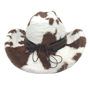 Detailweergave van pluche koeprint textuur en bruine leren band op western cowboyhoed