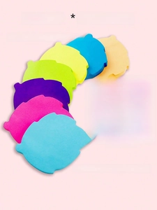 Set de 8 notas adhesivas de colores con forma de animales apiladas sobre fondo rosa