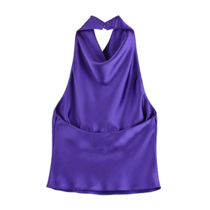 Detaillierte Nahaufnahme des lila Satin-Halterneck-Oberteils mit rückenfreiem Design