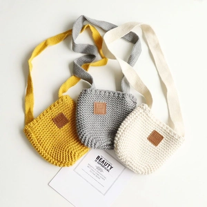 Tre borse a tracolla in maglia per bambini in giallo, grigio e crema con toppe in pelle