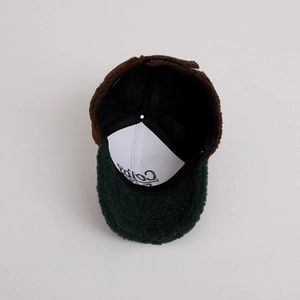 Detailansicht der warmen Fleece-Baseballkappe mit Logo-Stickerei und weichem Innenfutter