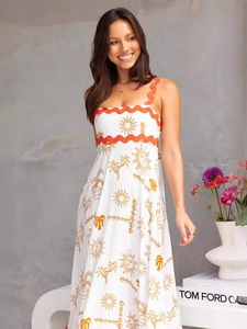 Elegantes weißes Sommerkleid mit Tropenprint und orangefarbenen Wellenträgern am Modell