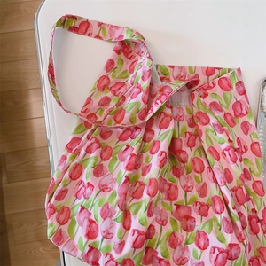 Primer plano de tulipanes rosas en acuarela sobre la tela de un bolso tote de algodón