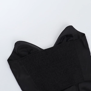 Vue détaillée du smock élastique et de la texture satinée noire du haut bustier