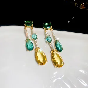 Boucles d'oreilles pendantes dorées avec oxydes de zirconium jaunes et verts et pompons