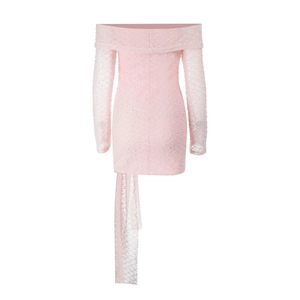 Détail de mini robe rose à épaules dénudées avec dentelle et coupe moulante sexy