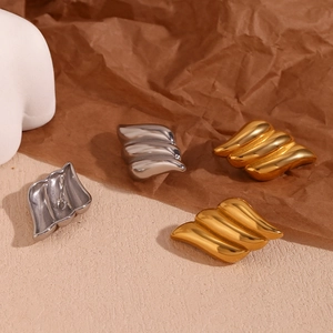 Three-layer wing geometric earrings in 18K gold and silver plated stainless steel