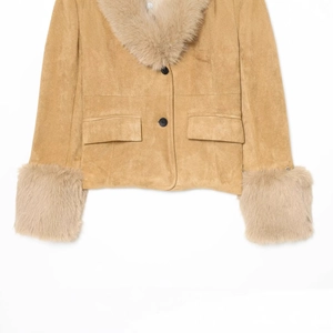 Blazer chic en daim camel avec col et poignets en fausse fourrure et boutons noirs