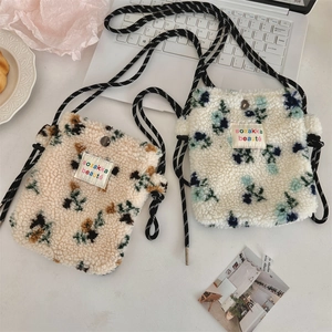 Dettaglio delle mini borse a tracolla in peluche floreale con chiusura a scatto