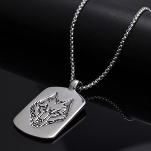 Pendentif plaque Viking tête de loup en acier inoxydable argenté poli avec chaîne box