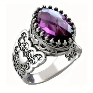 Barokke ring met paarse ovale edelsteen en zilveren band met hartvormige details