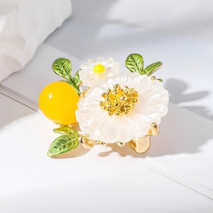 Élégante broche marguerite blanche avec feuilles vertes et base dorée pour femmes