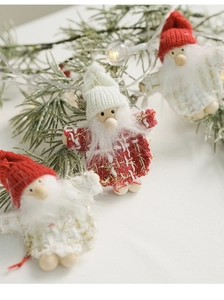 Détail d'une guirlande LED de gnomes de Noël en feutre avec bonnets en laine tricotés
