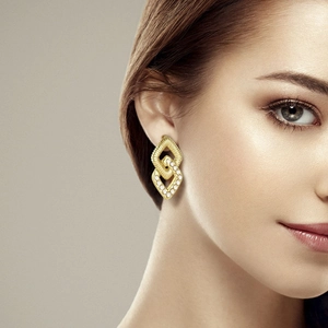 Double-layered 18K gold plated titanium geometric earrings with pearls on model