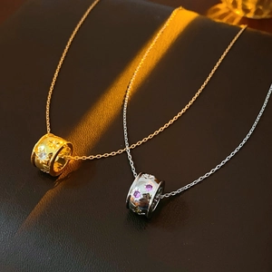 Dettaglio delle collane in oro e argento con zircone a stella su pelle scura