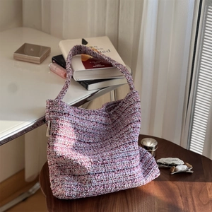 Sac à épaule en tweed tissé rose et bleu au design minimaliste et élégant pour femme