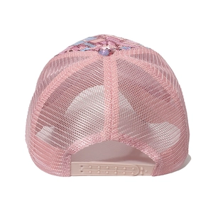 Détail de la casquette rose à paillettes avec fermeture réglable et maille respirante