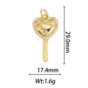 Détail macro du pendentif clé en forme de cœur plaqué or 18k avec zircons brillants