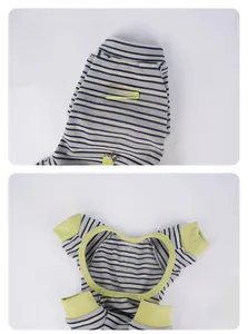 Gros plan du pyjama rayé pour chien avec bordure verte et étiquette logo en caoutchouc