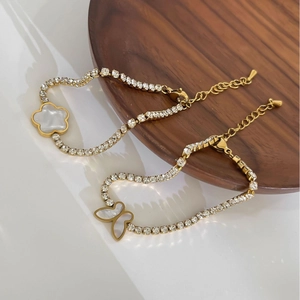 Bracelet tennis vintage en or 18 carats avec motif de papillon et de fleur blanche