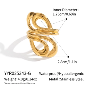 Vue détaillée bague géométrique en acier inoxydable doré avec dimensions et poids