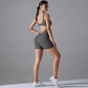 Détail d'une combinaison de yoga dos nu gris foncé avec effet push-up et tissu extensible