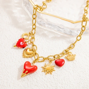 Collier en acier inoxydable plaqué or 18 carats avec pendentifs cœurs en émail