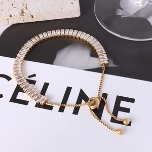 Bracciale regolabile in acciaio al titanio dorato con zirconi rettangolari lucenti