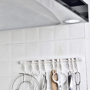 Appendiutensili bianco a scorrimento per cucina con ganci regolabili su piastrelle
