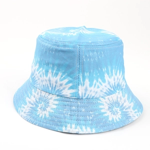 Bob en coton tie-dye bleu ciel et blanc avec bord surpiqué pour la protection solaire en extérieur