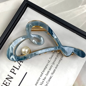 Pince à cheveux cœur marbre bleu avec perle et design élégant évidé chic