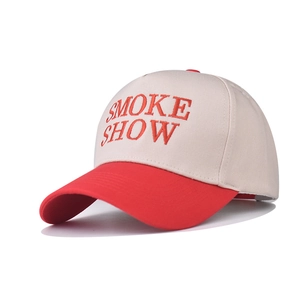 Détail de la broderie 3D Smoke Show sur une casquette de baseball bicolore en coton