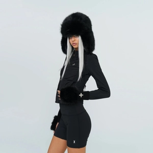 Cappello da aviatore in pelliccia sintetica con giacca a zip e pantaloncini neri