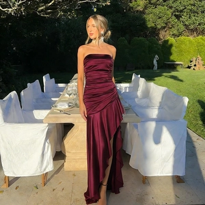 Elegantes bordeauxrotes Satin-Abendkleid trägerlos mit Rüschenschlitz für Events