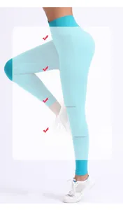 Dettaglio dei leggings azzurri a vita alta con effetto push-up e fascia elastica
