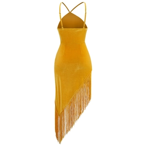 Détail de la robe en velours jaune avec bretelles croisées et ourlet à franges