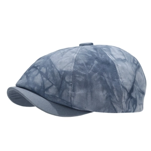 Blaue Newsboy-Mütze im Tie-Dye-Stil mit Retro-Baumwollstruktur auf weißem Hintergrund