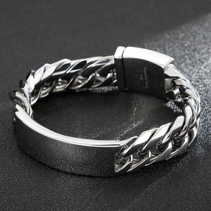 Primer plano de pulsera de cadena cubana plateada pulida con placa de identidad grabable